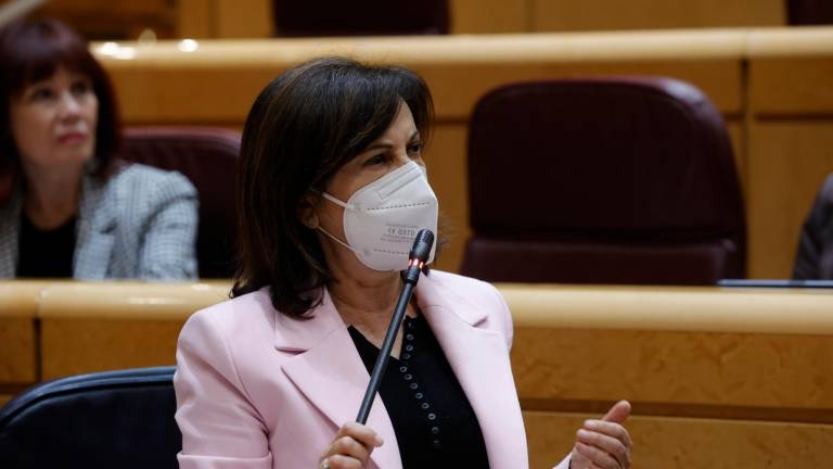 La ministra de Defensa, Margarita Robles, ayer en la sesión de control del Senado. foto: zipi/efe