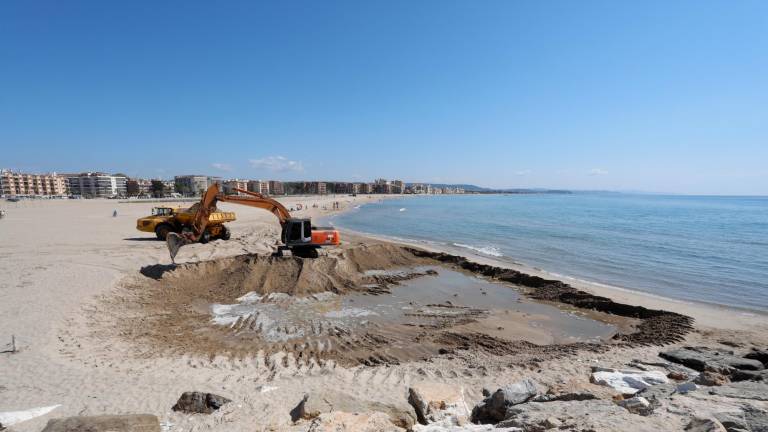 La playa de La Paella, en Torredembarra, es una de las zonas donde se acumula más arena para luego poderla reubicar. FOTO: Pere Ferré