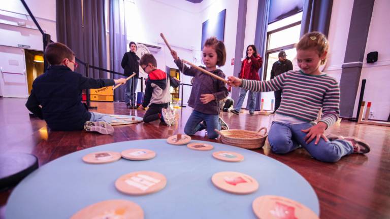 Las actividades infantiles se trasladaron al interior de El Fènix por la amenaza de lluvia. Foto: Àngel Ullate