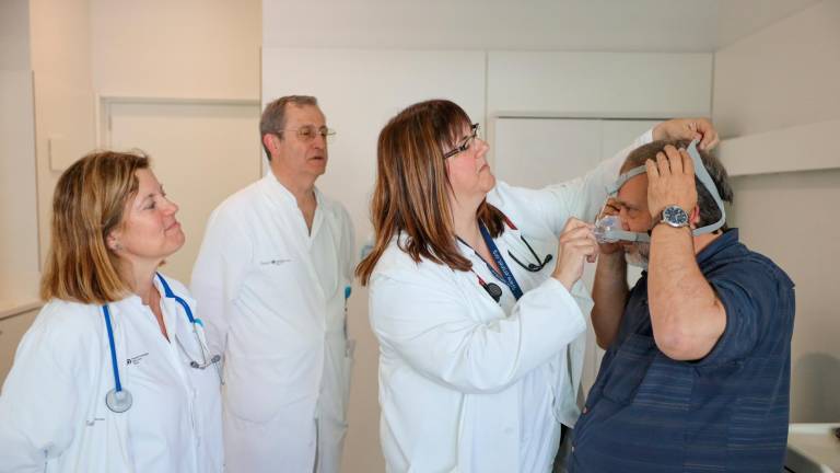 La Dra. Sandra Sangenís, el Dr. Salvador Heránandez Flix y la Dra. Raquel Català con el paciente Manel Artigues. FOTO: ALBA MARINÉ