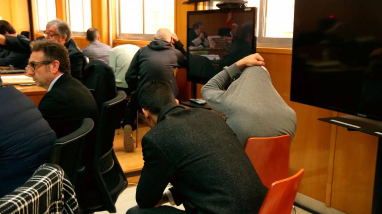 Algunos de los acusados, de espaldas en la sala de vista cuando se celebró el juicio en la Audiencia Provincial. Foto: DT