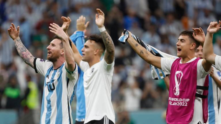 Messi y el resto de compañeros celebran el triunfo argentino. Foto: EFE