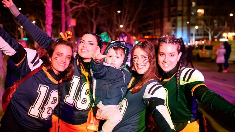 Otra de las comparsas participantes en el Carnaval de Reus, durante la jornada de ayer. Foto: Alba Mariné