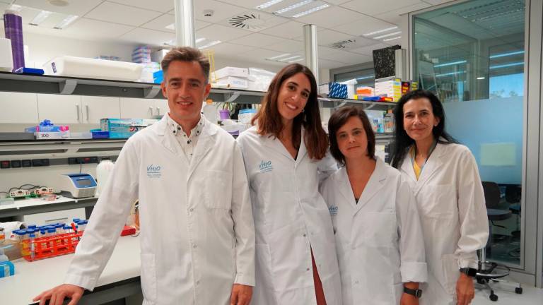 L’equip investigador liderat pel cap del Grup de Cèl·lules Mare i Càncer del VHIO, el doctor Hector G. Palmer i la investigadora sènior del mateix grup, la doctora Isabel Puig. Al centre de la imatge, les investigadores Estefania Cuesta i Cándida Salvans. FOTO: VHIO