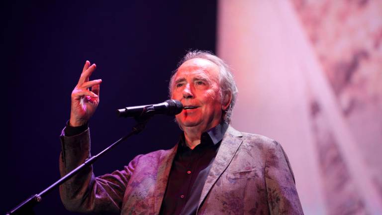 Serrat en un moment del primer concert de comiat al Palau Sant Jordi. Foto: ACN