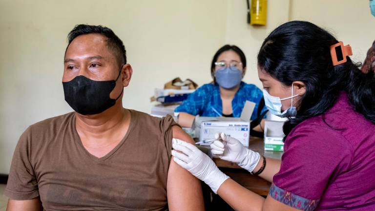 Una persona vacunándose en Indonesia. Foto: EFE