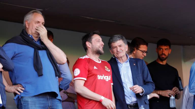 El alcalde Viñuales, en una imagen en el palco del Nou Estadi con el presidente grana, Josep Maria Andreu. Foto: Pere Ferré