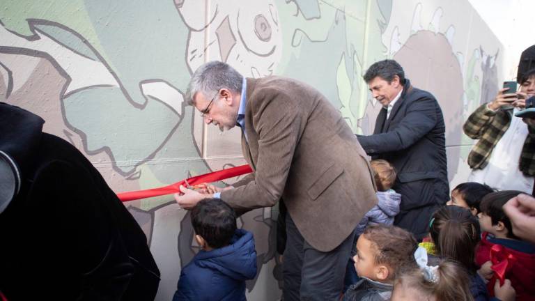 $!L’alcalde Pau Ricomà i un nen de l’escola inaugurant el mural. FOTO: Tjerk van der Meulen