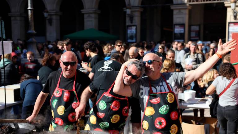Moltes colles del Carnaval de Reus han ofert els seus plats aquest dilluns en el marc d’Expo-Profit. FOTO: Alba Mariné