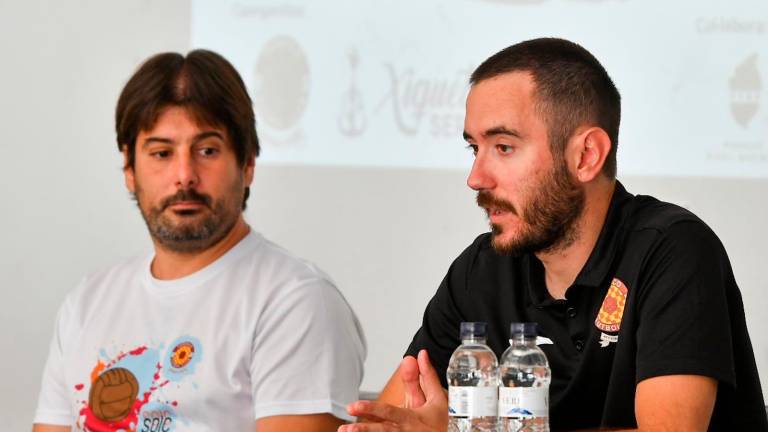 Isma Colombo, cantante de Extracto de Lúpulo, y Alejandro Encuentra, vicepresidente del Futbol Club Tarraco. foto: xavi guix