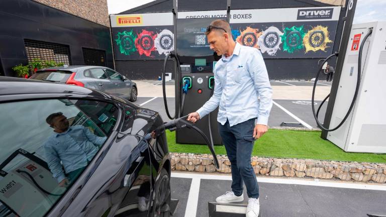 Hace un mes se instaló una estación solo de recarga eléctrica en el Polígono Francolí, la primera de Tarragona. foto: marc Bosch