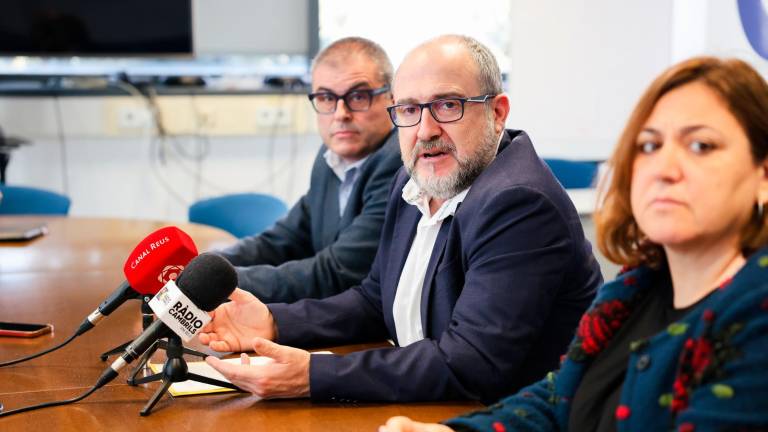 Alfredo Clúa (centro) acompañado de sus dos concejales socialistas en el consistorio. Foto: Alba Mariné