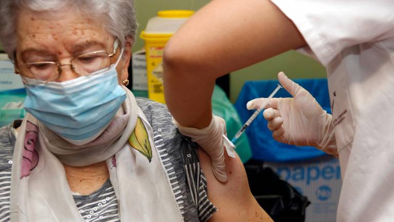 Una mujer recibiendo una dosis de la vacuna. Foto: ACN