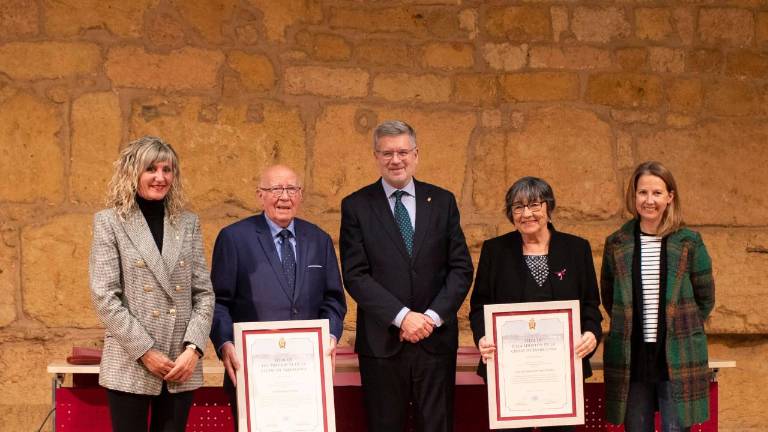 Maruja Aragoncillo i Josep Ferré, juntament amb Pau Ricomà, amb les seves distincions Fotos: Tjerk van der Meulen