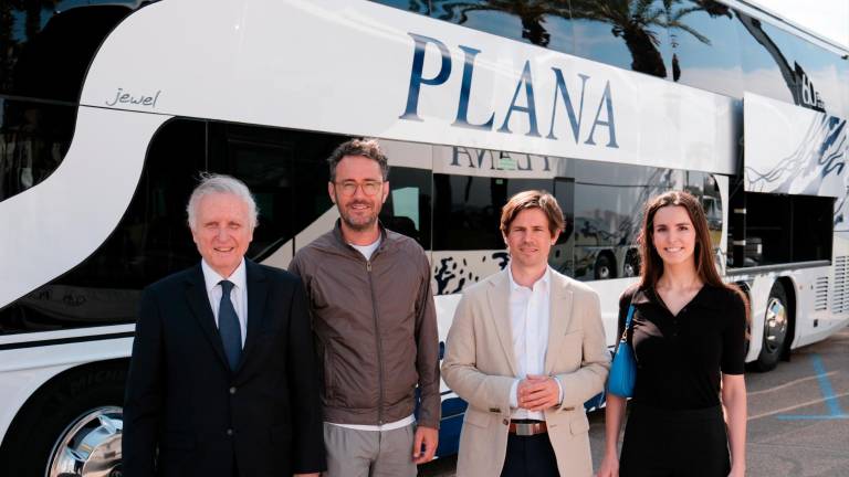 Pere Segura, alcalde de Vila-seca junto a Josep Albert Vallcorba, president de Grup Plana, Oriol Martori, director general de Transports i Mobilitat y Gloria Vallcorba, directora adjunta de Grup Plana. Foto: Cedida