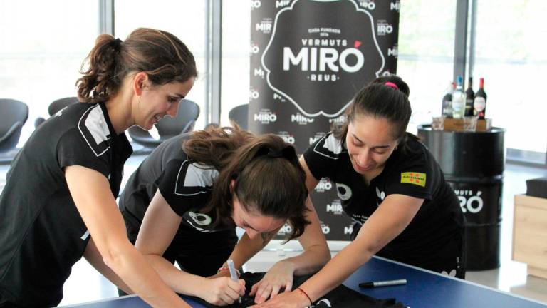 Sara Ramírez, Elvira Rad y Paulina Vega firmando una camiseta en la sede de Vermuts Miró, patrocinador del equipo. FOTO: Vermuts Miró