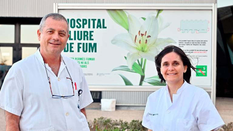 Xavier Aguilar y Lourdes Rofes, médicos en la Unidad de Tabaquismo. foto: alfredo gonzález