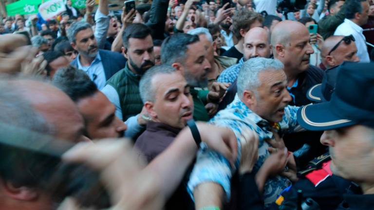 Abascal intenta romper el cordón policial para acercarse a los manifestantes. Foto: ACN