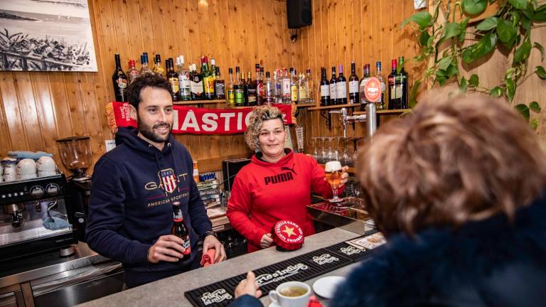 Los propietarios del bar siguen trabajando a la espera de poder resolver el problema con los permisos de la terraza. Foto: Àngel Ullate