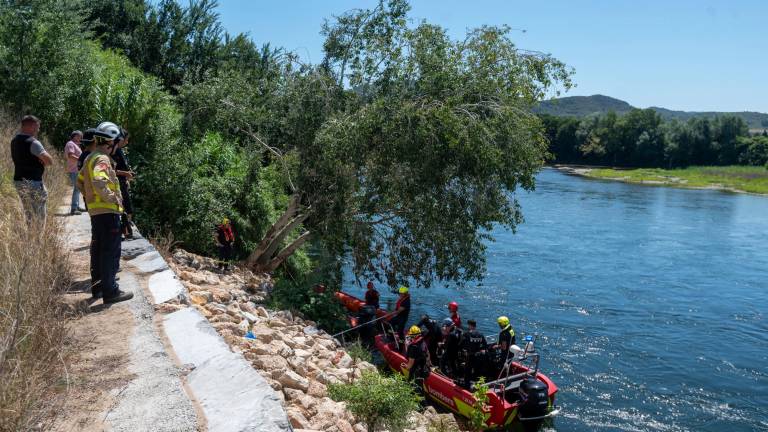 Imatges de l’operatiu desplegat al riu Ebre, a la Ribera d’Ebre. Fotos: Joan Revillas