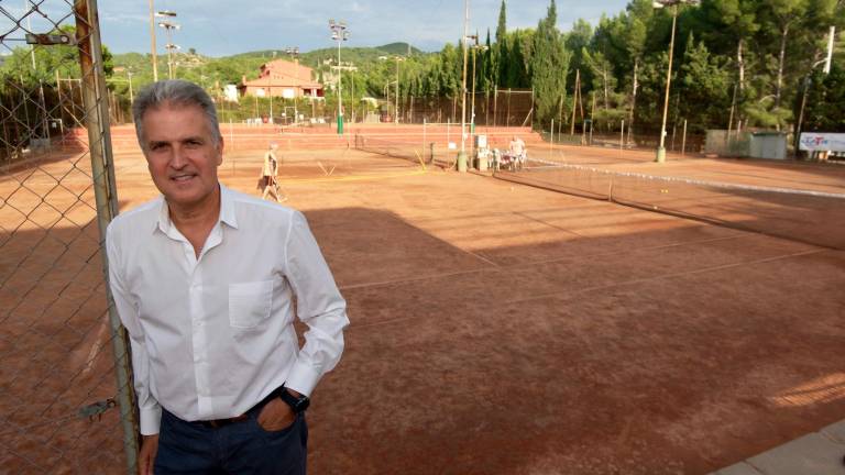 Francesc Minguell, presidente del Club Tennis Tortosa, en las instalaciones del club. Foto: Joan Revillas