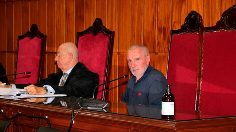 El acusado del delito de asesinato en grado de tentativa en Reus en 2021 y su abogado, durante el juicio. Foto: ACN
