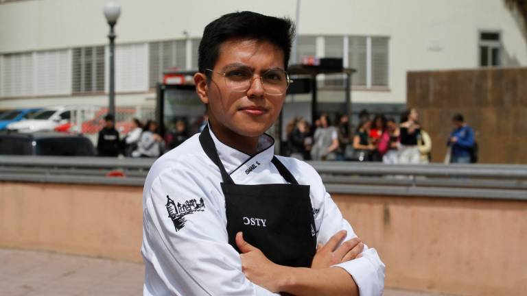 Ismael Corrales se está formando en el mundo de la cocina desde los 15. Ahora estudia en Villa Retiro, en Xerta. FOTO: Pere Ferré