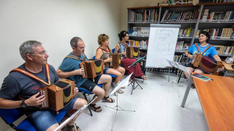 Classe d’acordió diatònic amb Cati Plana al Jotacampus. FOTO: Joan Revillas