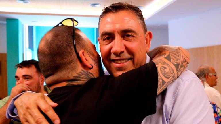 El nou alcalde de la Ràpita, Javier Reverté, ‘Xapo’, és felicitat després del ple d’investidura. Foto: ACN