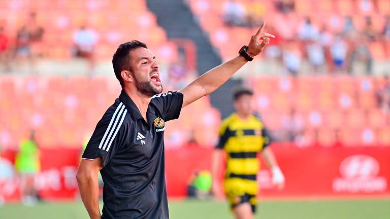 Dani Vidal da instrucciones a sus jugadores en la banda del Nou Estadi. Foto: Alfredo González