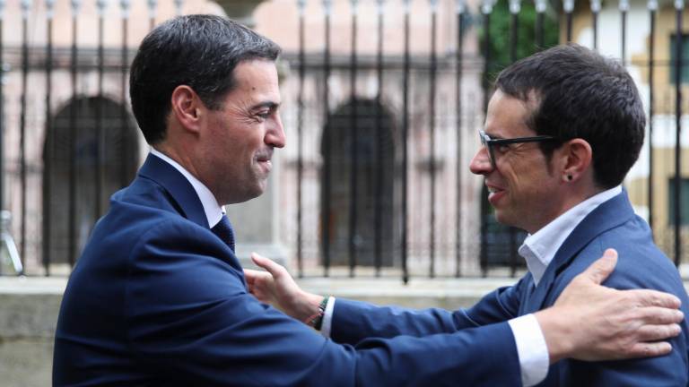 El lehendakari, Imanol Pradales (i), recibe la felicitación de Pello Otxandiano (EH Bildu) este sábado en la Casa de Juntas de Gernika donde juró su cargo. Foto: EFE