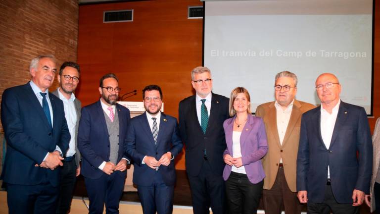 El presidente de la Generalitat, Pere Aragonès, acompañado de representantes políticos tarraconenses durante la presentación del proyecto Tramcamp. Foto: ACN