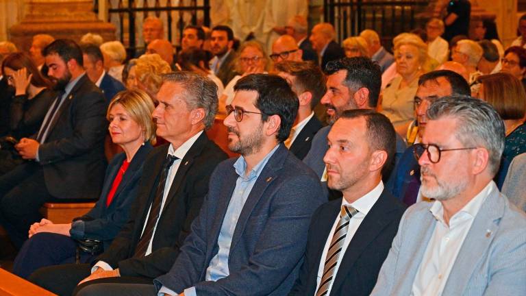 Un dels primers bancs, amb les autoritats, i l’alcalde de Riudoms, Ricard Gili, al centre. Foto: A. González