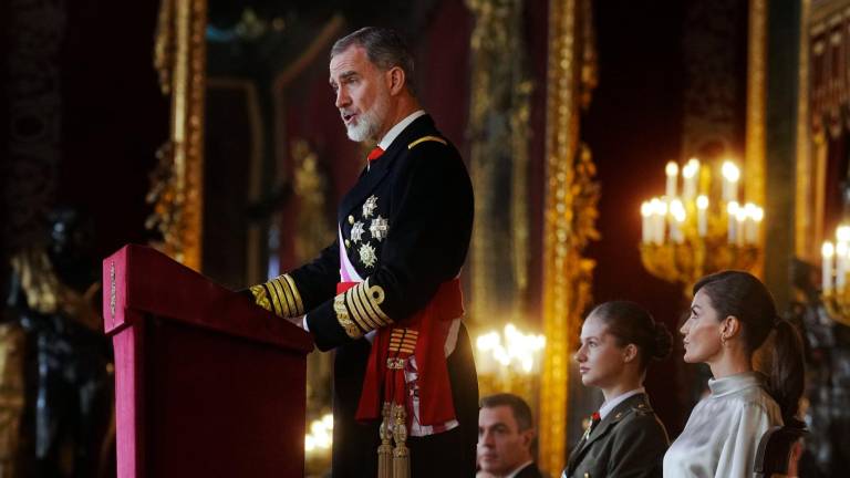 El rey Felipe VI pronuncia su discurso acompañado de la reina Letizia y la princesa Leonor. Foto: EFE/ Borja Sanchez-Trillo