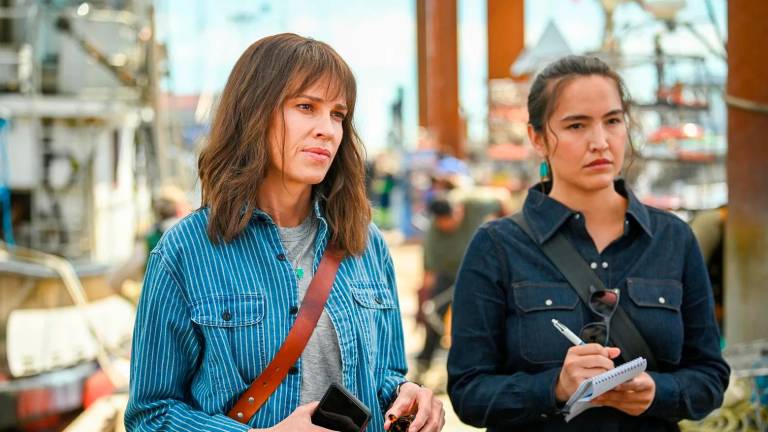 $!Hillary Swank y Grace Dove interpretan a dos inquisitivas reporteras. Foto: Disney+