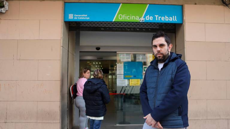 Aitor Nisa (32 años), delante de la oficina del paro de Reus. Lleva un año sin trabajar. Foto: Alba Mariné