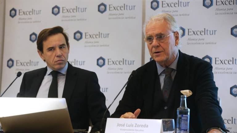 El director de Estudios e Investigación de Exceltur, Óscar Perelli (i), y el vicepresidente Exceltur, José Luis Zoreda (d), valoran el cierre del año turístico 2023. Foto: EFE