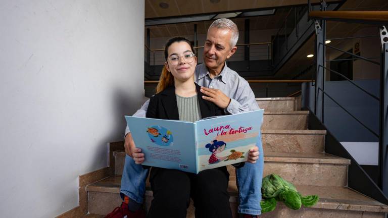 Laia Madrid y su padre, Jesús, con el libro. Foto: Àngel Ullate