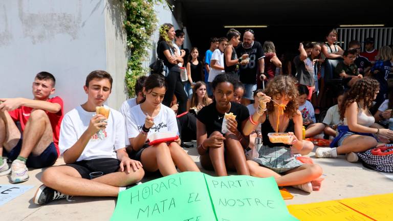 Alumnes d’ESO de l’Institut-Escola Pi del Burgar de Reus protestant el passat mes de setembre contra l’horari partit. Foto: Alba Mariné