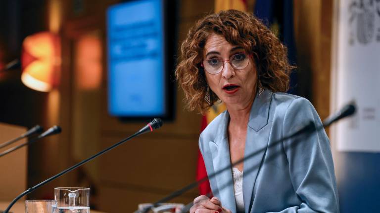 La vicepresidenta primera del Gobierno y ministra de Hacienda, María Jesús Montero, ofrece una rueda de prensa, este lunes en Madrid. Foto: EFE