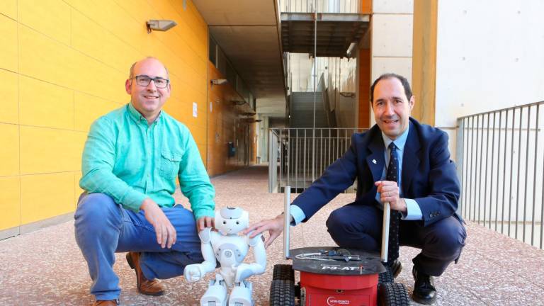 $!El catedrático y profesor Domènec Puig (derecha), en la URV, con un proyecto de inteligencia artificial. Foto: Alba Mariné