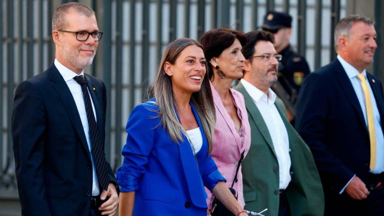 Miriam Nogueras (2i) y otros diputados de Junts llegan este jueves al Congreso. Foto: EFE