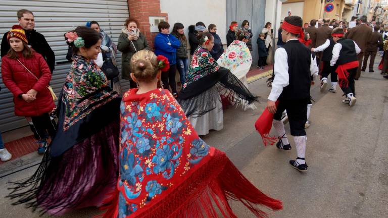 Participants en la ballada de jotes durant la festivitat de Sant Antoni, a Alcanar foto: Joan Revillas
