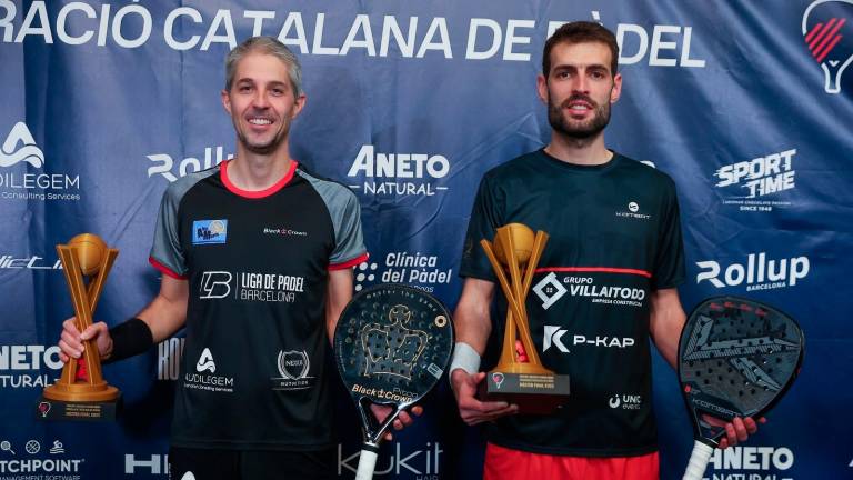 Enric Sanmartí y Tonet Sans, con sus trofeos de campeones. Foto: Federació Catalana de Pàdel
