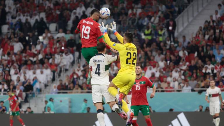El marroquí En-Nesyri cabecea para anotar el gol que dio la victoria a Marruecos. Foto: Juan Ignacio Roncoroni