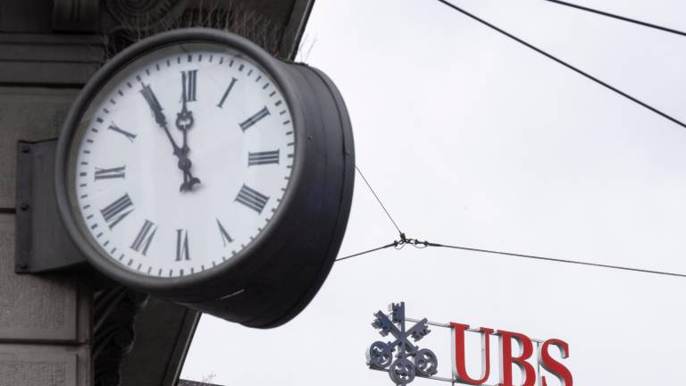 Reloj cercano a la fachada del banco suizo UBS en Zurich. Foto: EFE
