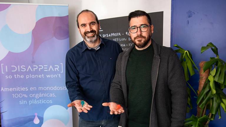 Sergi Ferran y Aitor Susaño con cápsulas ‘I Disappear’. Foto: Àngel Ullate