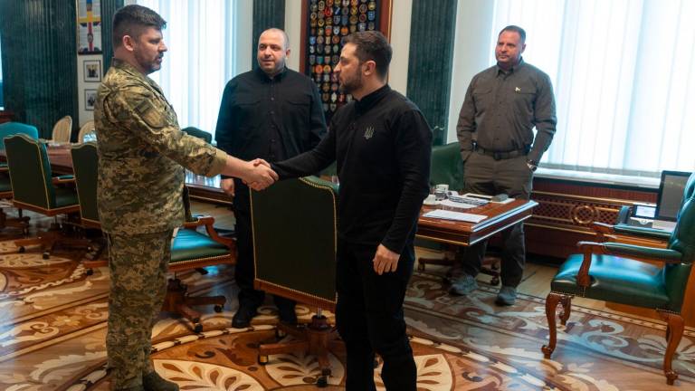 El presidente ucraniano, Volodimir Zelenski (d), recibe al nuevo jefe del Estado Mayor, Andrii Hnatov (i), en presencia del ministro de Defensa, Rustem Umerov, durante el encuentro celebrado este lunes en Kiev. Foto: EFE