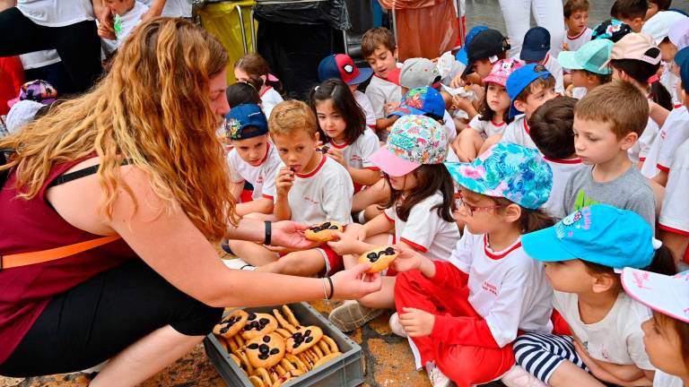 Niños y niñas acudieron a la plaza del Mercadal para ver bailar a los Gegants y la Mulassa y comer ‘coca amb cireres’. Foto: Alfredo González