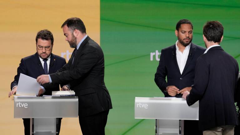 El candidato de ERC Pere Aragonés (i) y el de Vox Ignacio Garriga (d), durante el debate electoral organizado por RTVE Catalunya. Foto: EFE